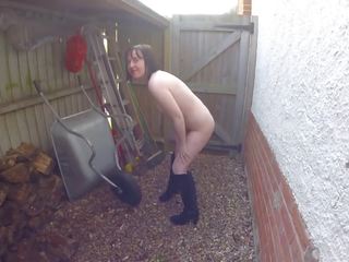 רזונת אישה עירום ב מגפיים חצר אחורית, חופשי מלוכלך וידאו a8