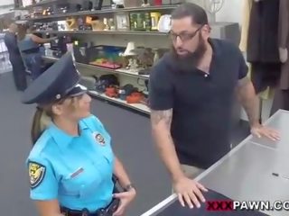 Sayang petugas polisi petugas hocks dia pistol