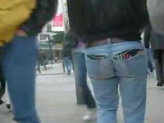 Strapse unter Jeans.