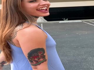 Tatuoitu luistelija rakastaja vanessa vega sisään skateboarding ja ruiskuttaminen sisään julkinen