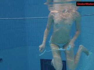 Bouncing latinos in a underwater mov