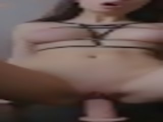 Remaja dengan sempurna badan menunggang dildo/ alat mainan seks pada snapchat - mini dewi