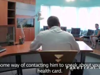 Medico fucks pasyente sa a mesa