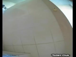 Kamera pengintai penis di belahan dada toilet