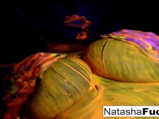 Pechugona natasha agradable brotes un diversión y bewitching negra luz presilla