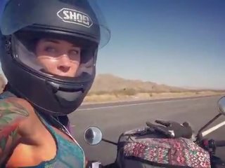 Felicity feline motorcycle seductress pagsakay aprilia sa bra