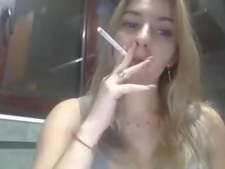 Embarazada amante smokes y intentos a seducción su amigo