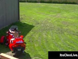 Laukinis webcammer jos cleo mounts a tractor & a dildo!
