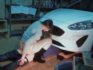 Slutty klients ponijs viņai mehāniķis - automašīna remonts par vāvere - alessia caliente