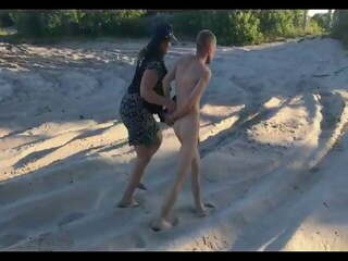 Policewoman começa homem tira nu em um público praia – | xhamster