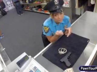 Genç güvenlik subay posed çıplak ve becerdin en the pawnshop