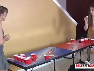 דוּ enticing בנות לשחק רצועה בירה pong