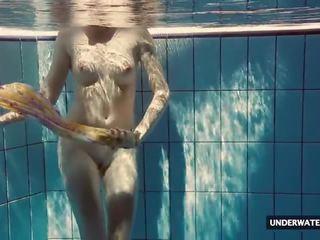Stupendous stor titted tenåring lera svømming i den basseng