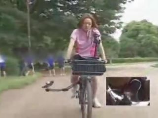 Japonez doamnă masturbated în timp ce calarind o specially modified Adult film film bike!