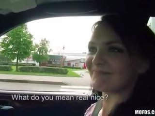 Amateur schöne claire schlug im die auto