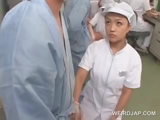 Fies asiatisch krankenschwester reiben sie patienten verhungert welle