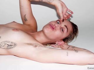Miley cyrus frontal naken og frekk video